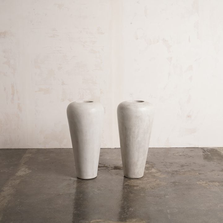 Dos jarrones Concrete Tall altos de hormigón blanco