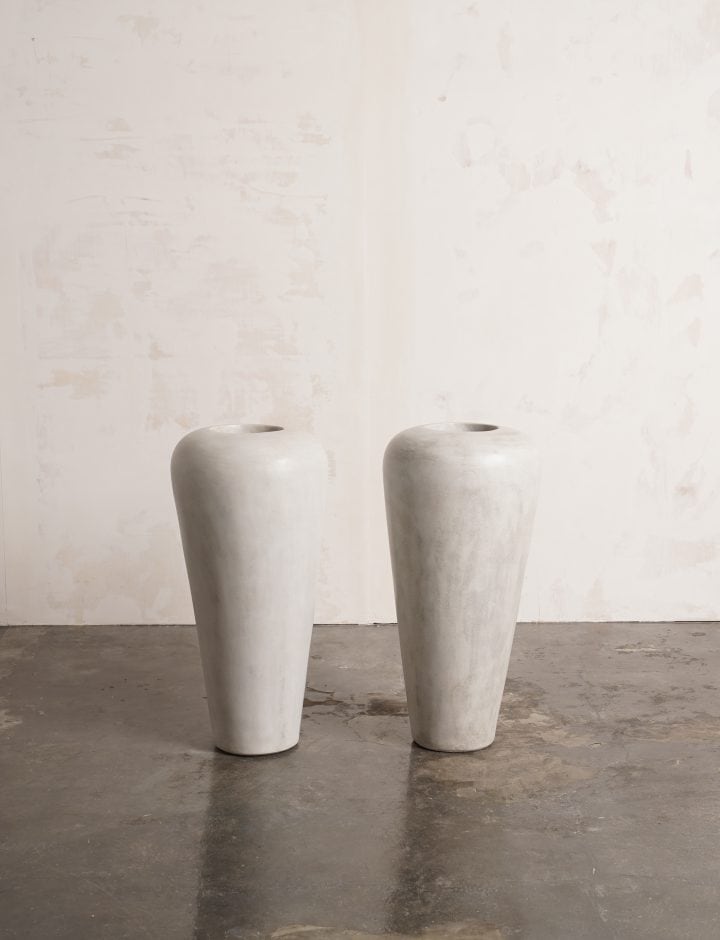 Dos jarrones Concrete Tall altos de hormigón blanco