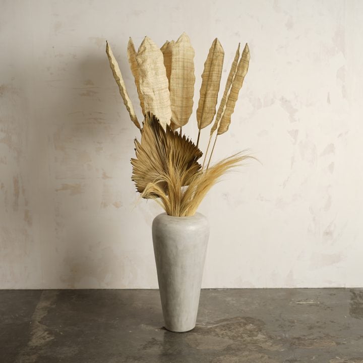 Jarrón Concrete Tall de hormigón blanco con plantas secas