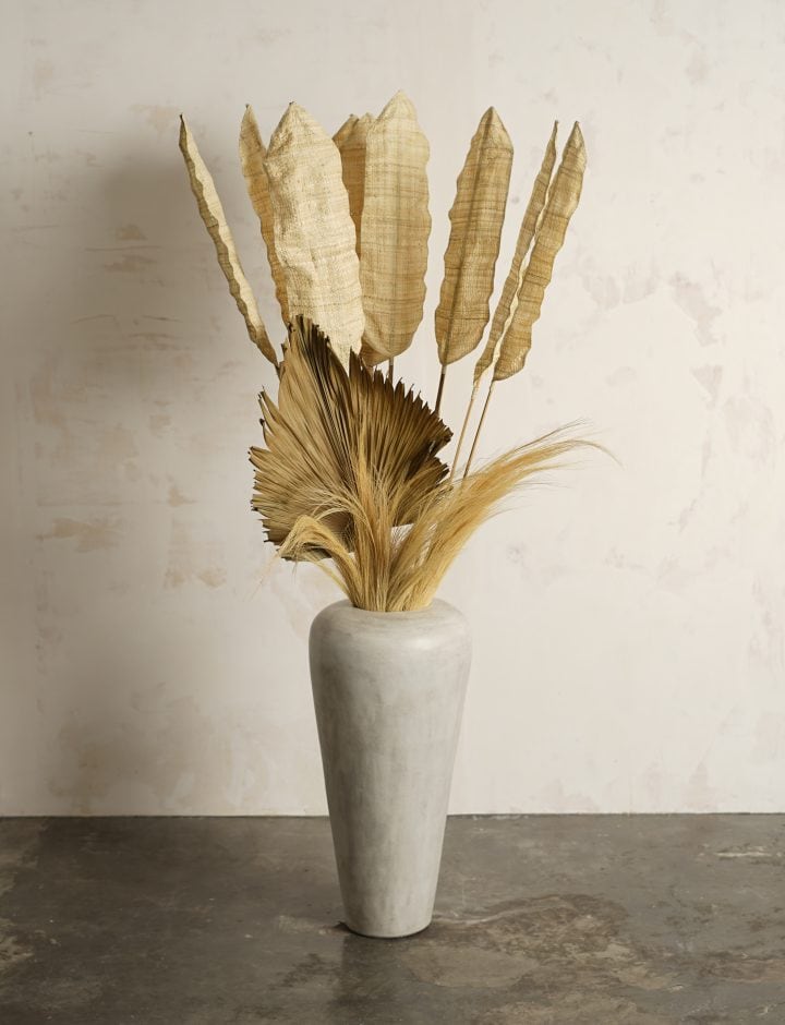 Jarrón Concrete Tall de hormigón blanco con plantas secas