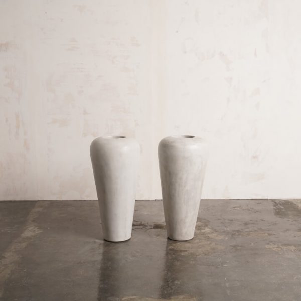 Jarrón Concrete Tall de cemento pulido para decorar recepciones y mesas de bienvenida