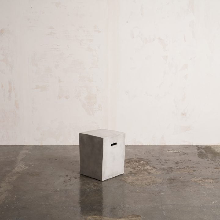 Mesa auxiliar Concrete Square de hormigón de base cuadrada