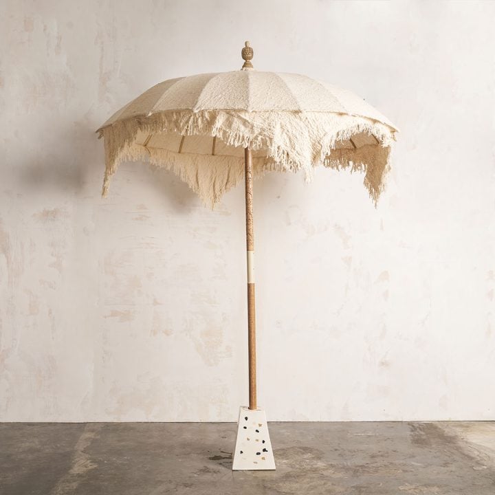 Parasol Gipsy de tela blanca y beige con flecos, vista completa