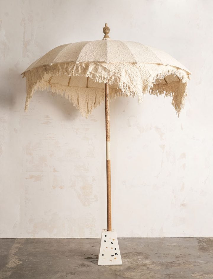 Parasol Gipsy de tela blanca y beige con flecos, vista completa