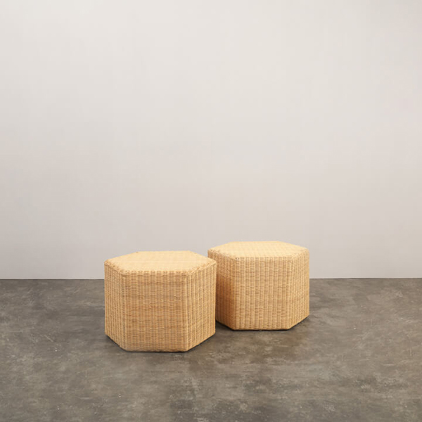 Puff Yoko hexagonal de ratán natural para zonas lounge en bodas y hoteles