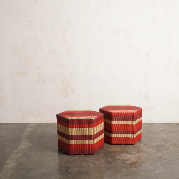 Puff Yoko de ratán sintético rojo y burdeos para fiestas y eventos de Navidad