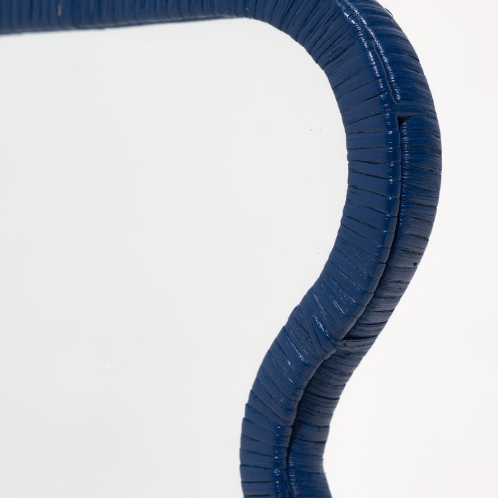 Detalle del marco de ratán azul del espejo Lima