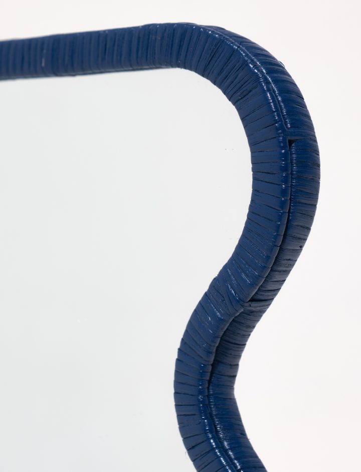 Detalle del marco de ratán azul del espejo Lima