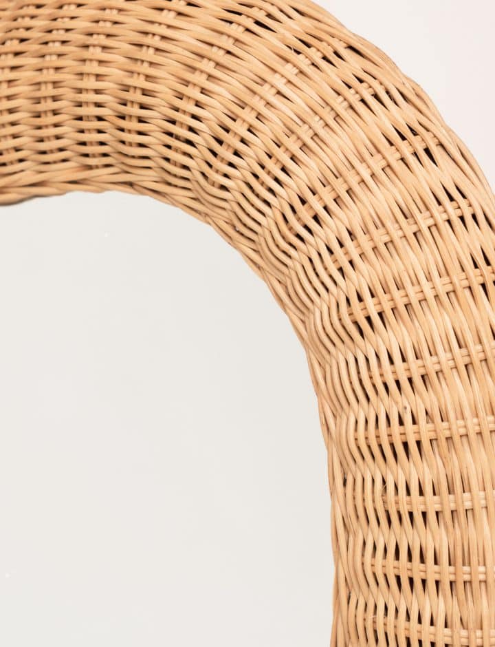 Detalle del trenzado de ratán natural del espejo Male