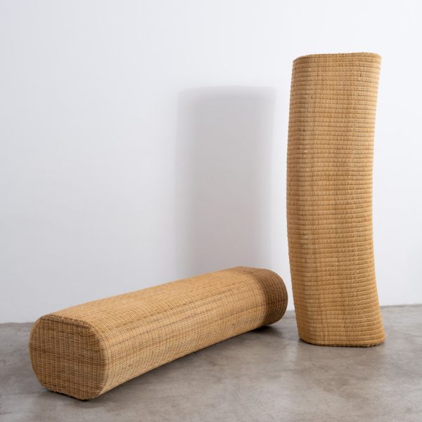 Banco Leona modular de ratán natural en formato anfiteatro para charlas y presentaciones