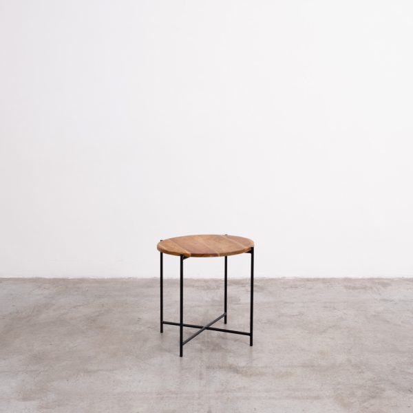 Mesa baja Thea de metal negro y teca para zonas lounge en eventos de marca