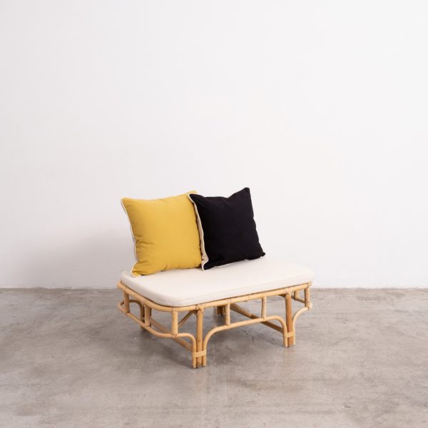 Sillón Lena de ratán natural con cojines beige para zonas de estar en terrazas
