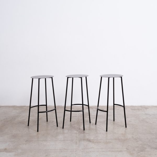 Taburete alto Ona de metal negro para mesas altas en lanzamientos y eventos de noche
