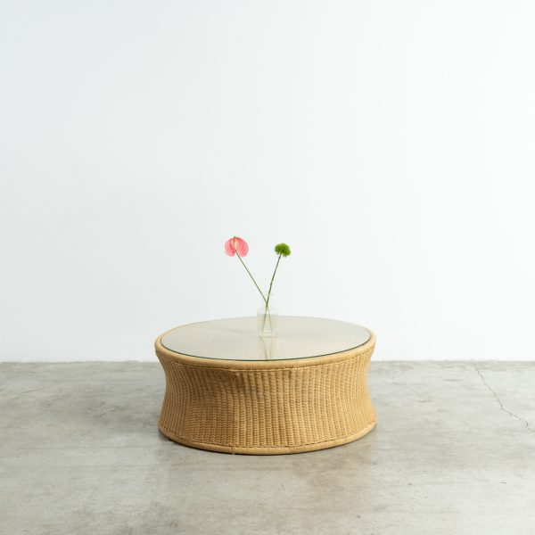 Mesa baja Aby de ratán natural y cristal para zonas lounge en terrazas y jardines