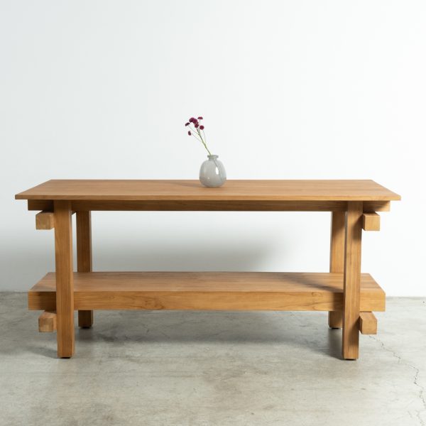 Mesa alta Arquiwork de teca maciza con balda para catering y cócteles de empresa