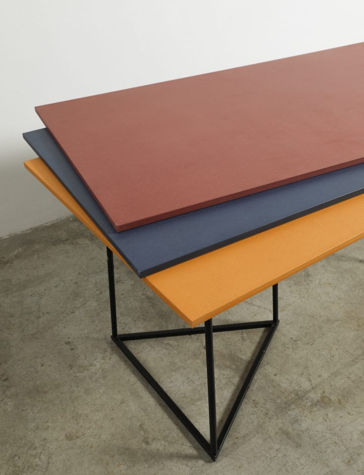 Tableros de la Mesa Kolor en rojo, azul y amarillo apilados