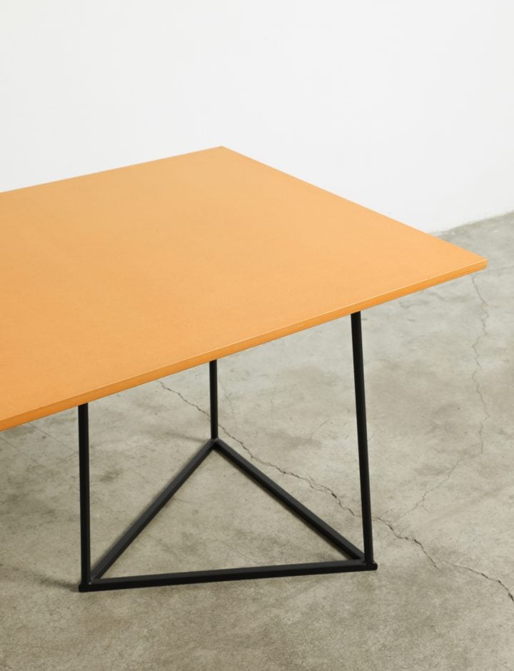 Mesa Kolor amarilla de tres cuartos