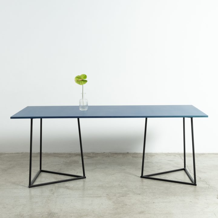 Mesa Kolor con tablero azul y jarrón, vista frontal