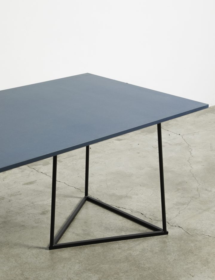 Mesa Kolor azul de tres cuartos