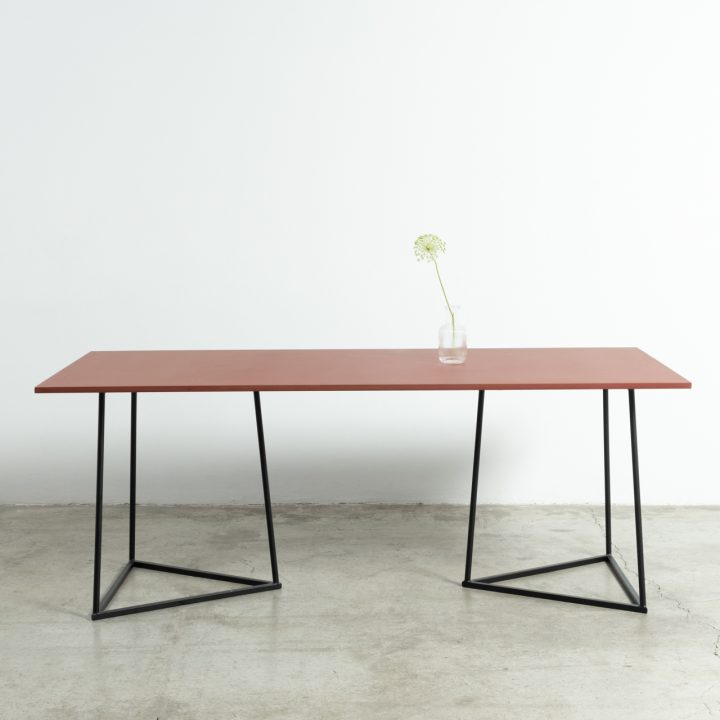 Mesa Kolor con tablero rojo y caballetes negros, vista frontal
