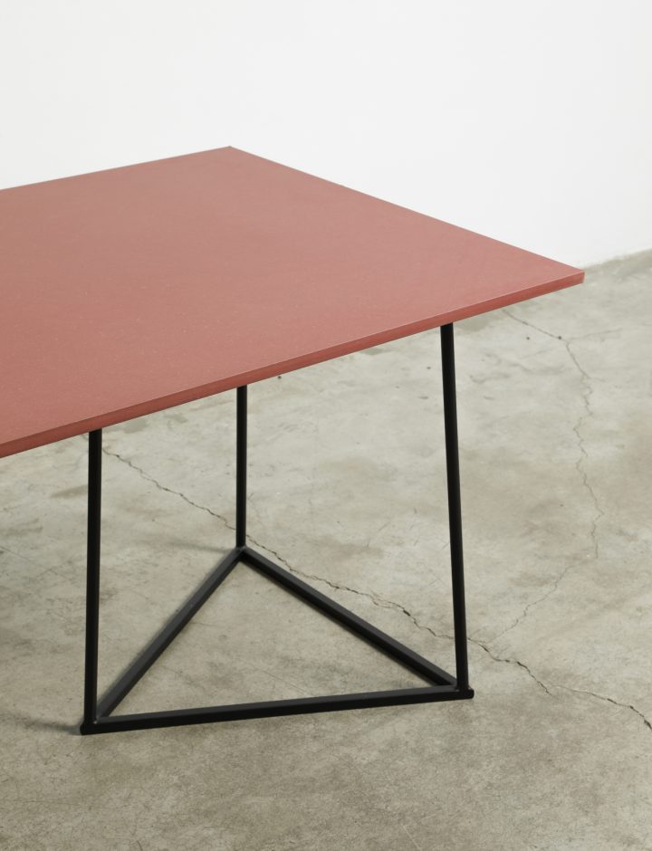 Mesa Kolor roja de tres cuartos