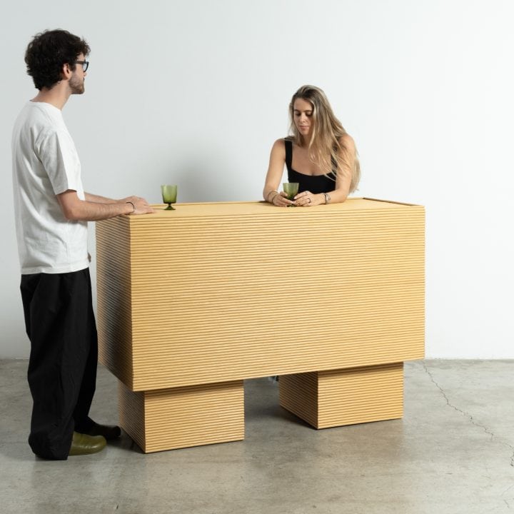 Dos personas usando la Mesa Woh como mostrador