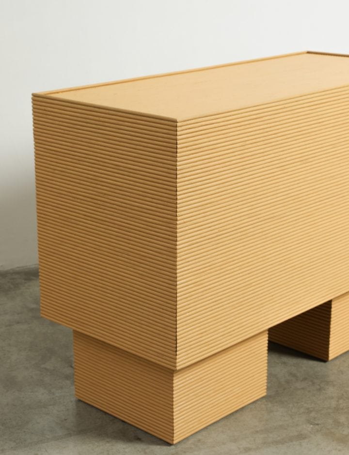 Detalle de la base de ratán y el sobre de cristal de la Mesa Woh