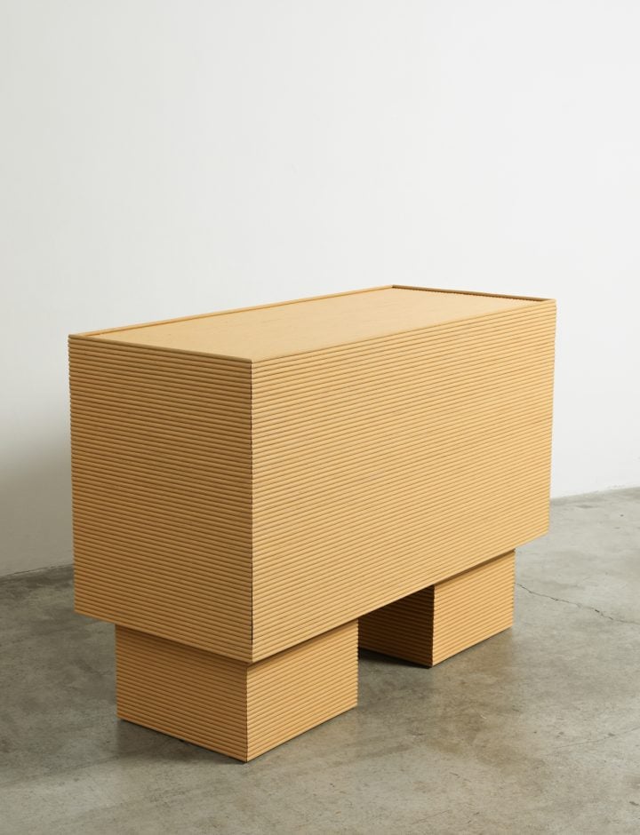 Mesa alta Woh de tres cuartos, base de ratán
