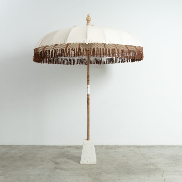 Parasol L blanco con flecos color café y pie de terrazo para jardines y piscinas