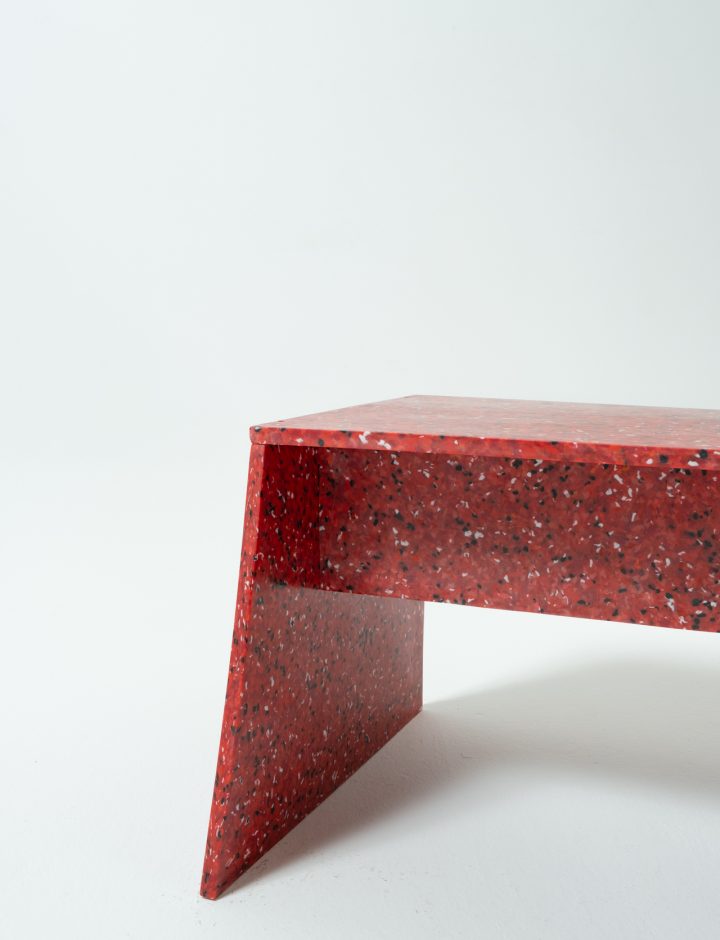 Detalle del canto del Banco Wasteboom rojo moteado