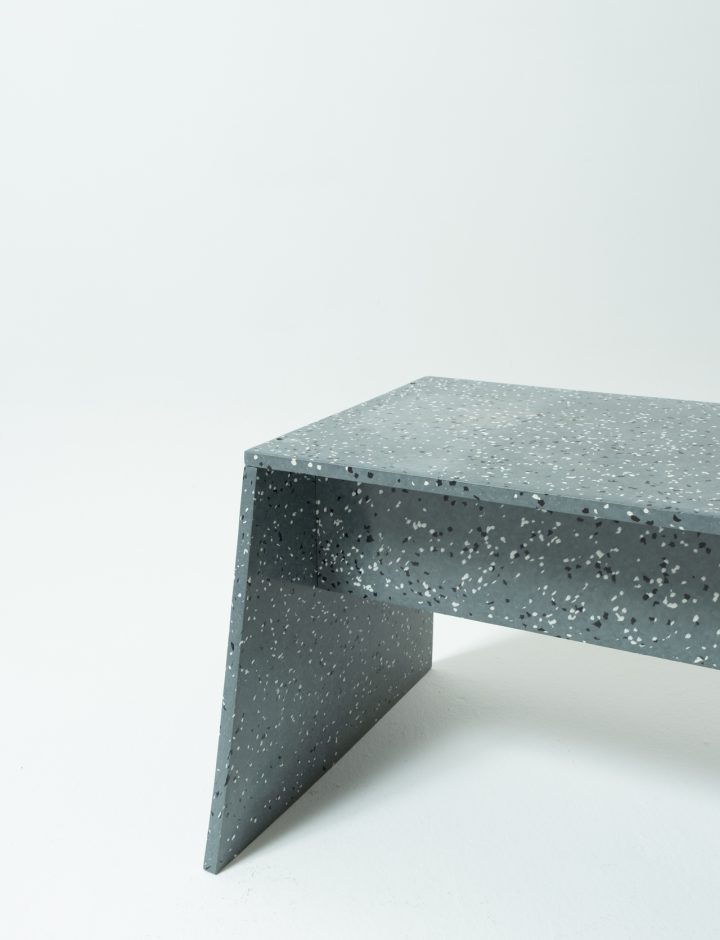Detalle del plástico reciclado moteado del Banco Wasteboom gris