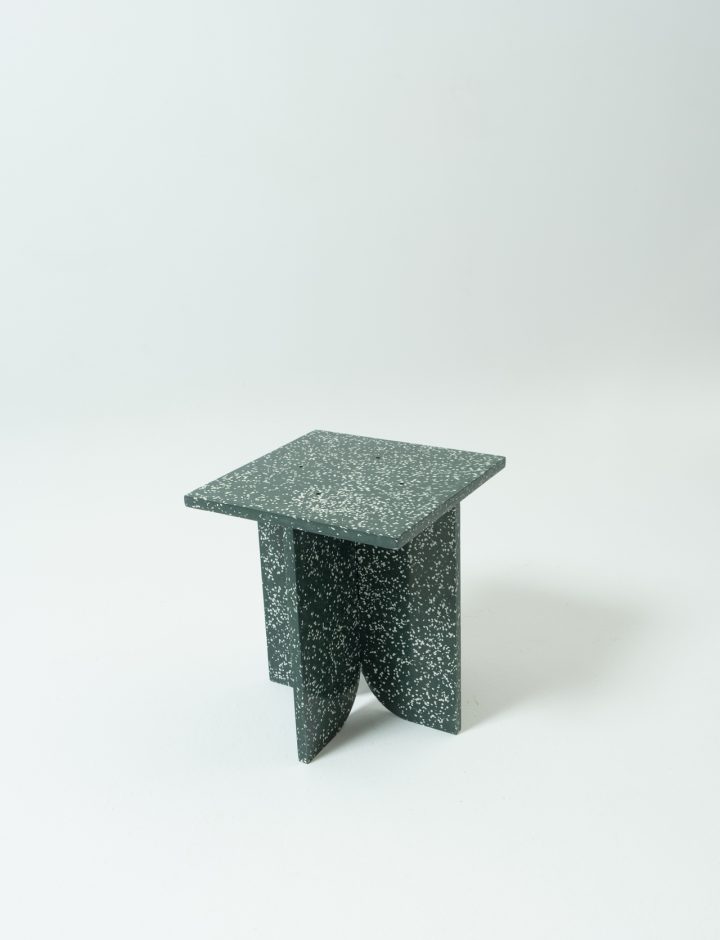 Mesa baja Wasteboom verde oscuro de tres cuartos