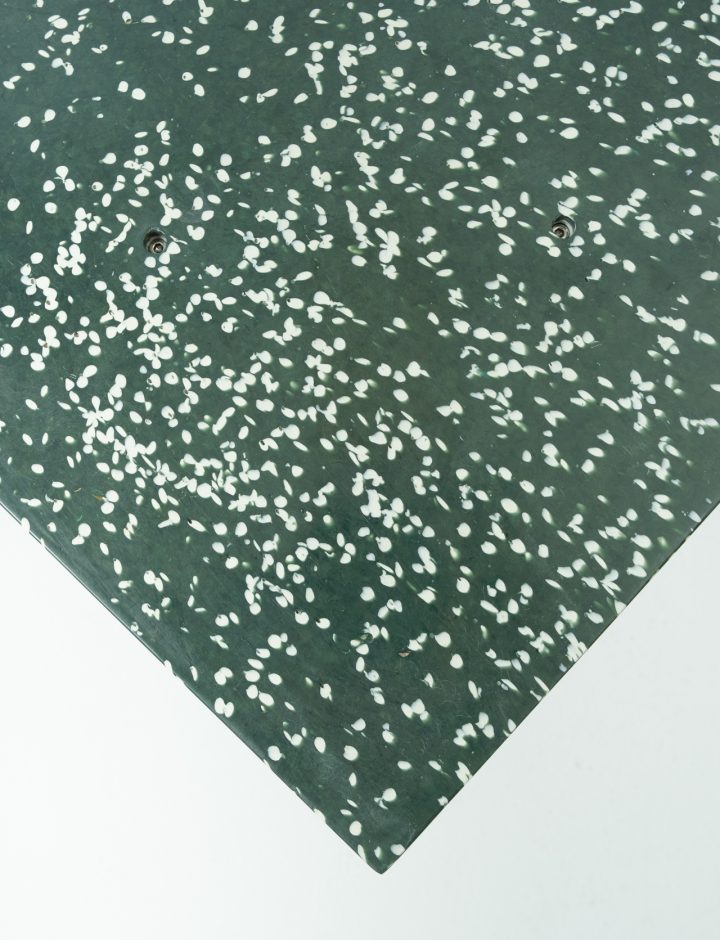 Detalle del plástico reciclado verde oscuro de la Mesa Wasteboom