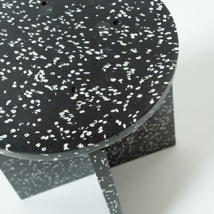 Detalle del asiento redondo moteado del Taburete bajo Wasteboom negro