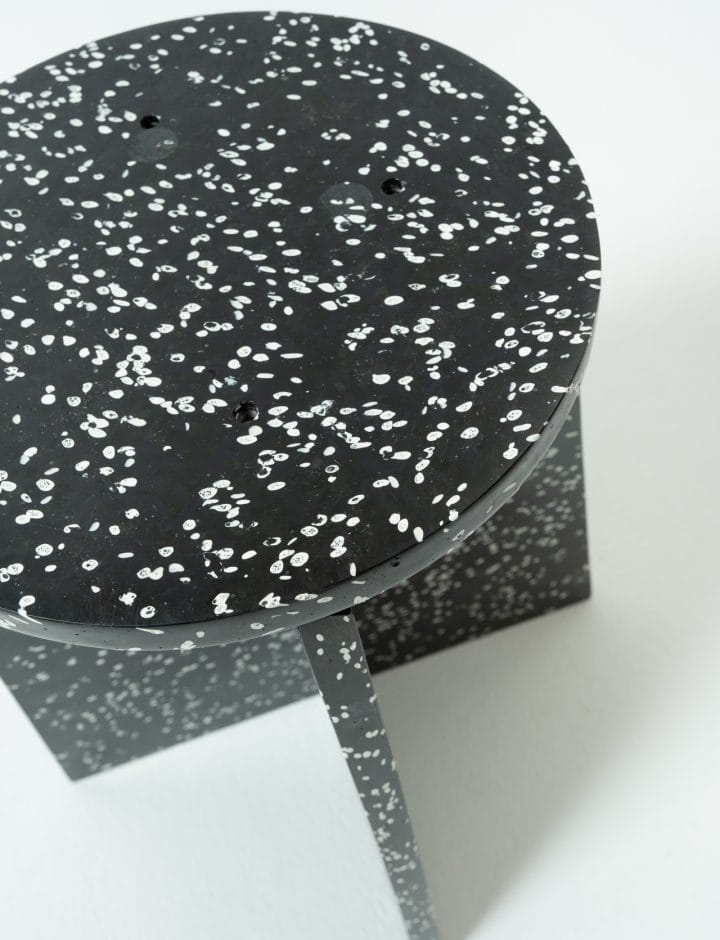 Detalle del asiento redondo moteado del Taburete bajo Wasteboom negro