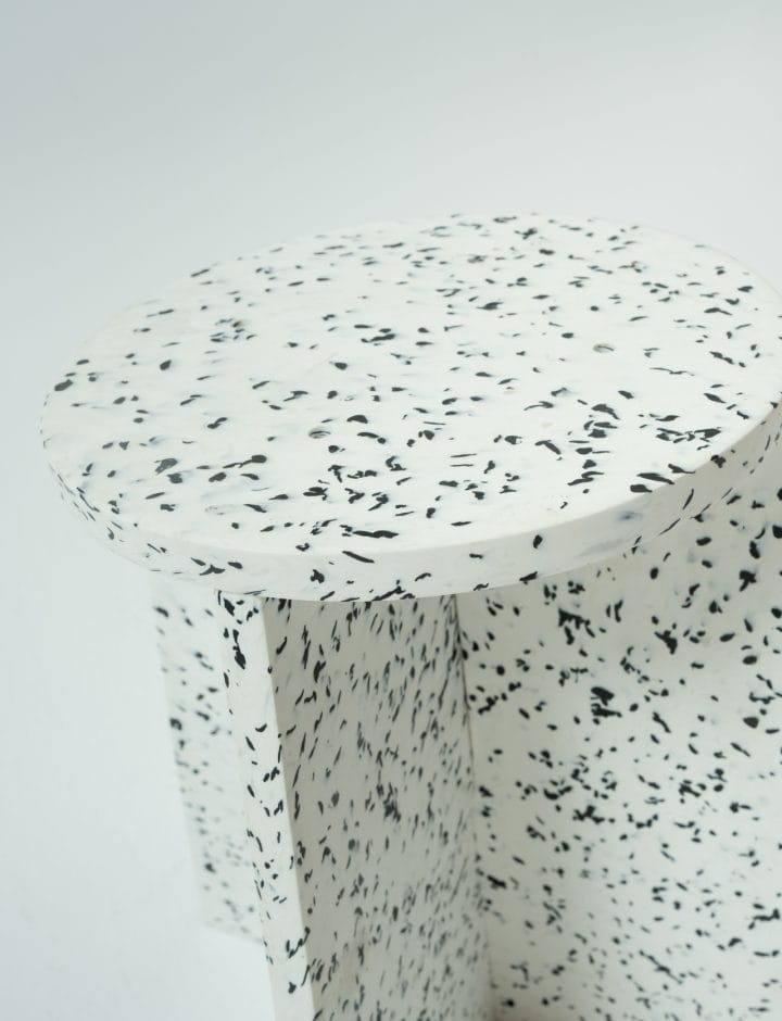 Detalle del plástico reciclado blanco moteado del Taburete Wasteboom