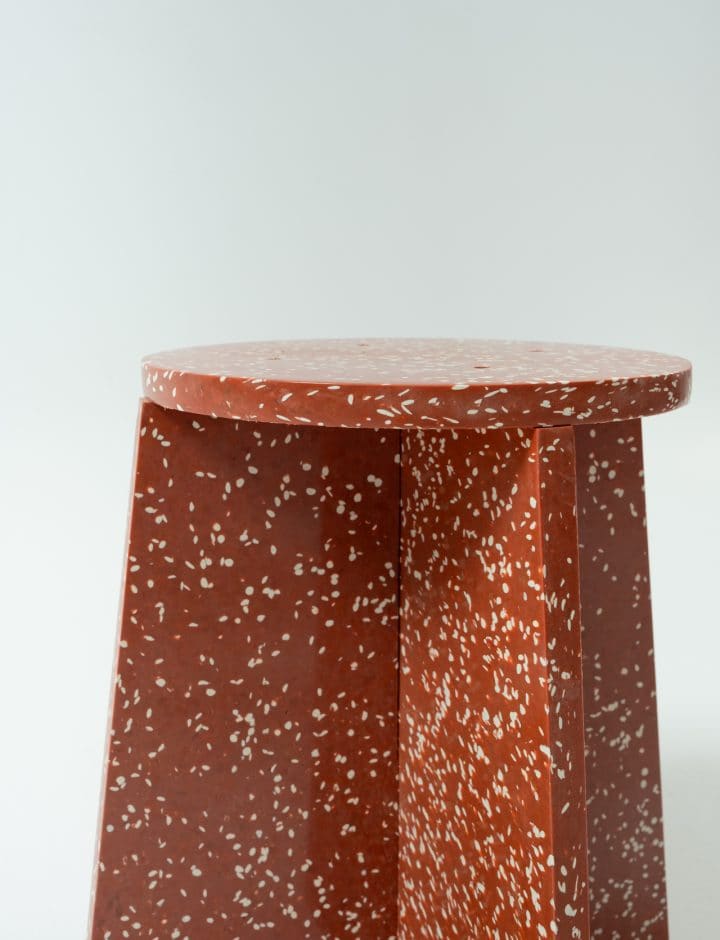 Detalle del asiento terracota moteado del Taburete bajo Wasteboom