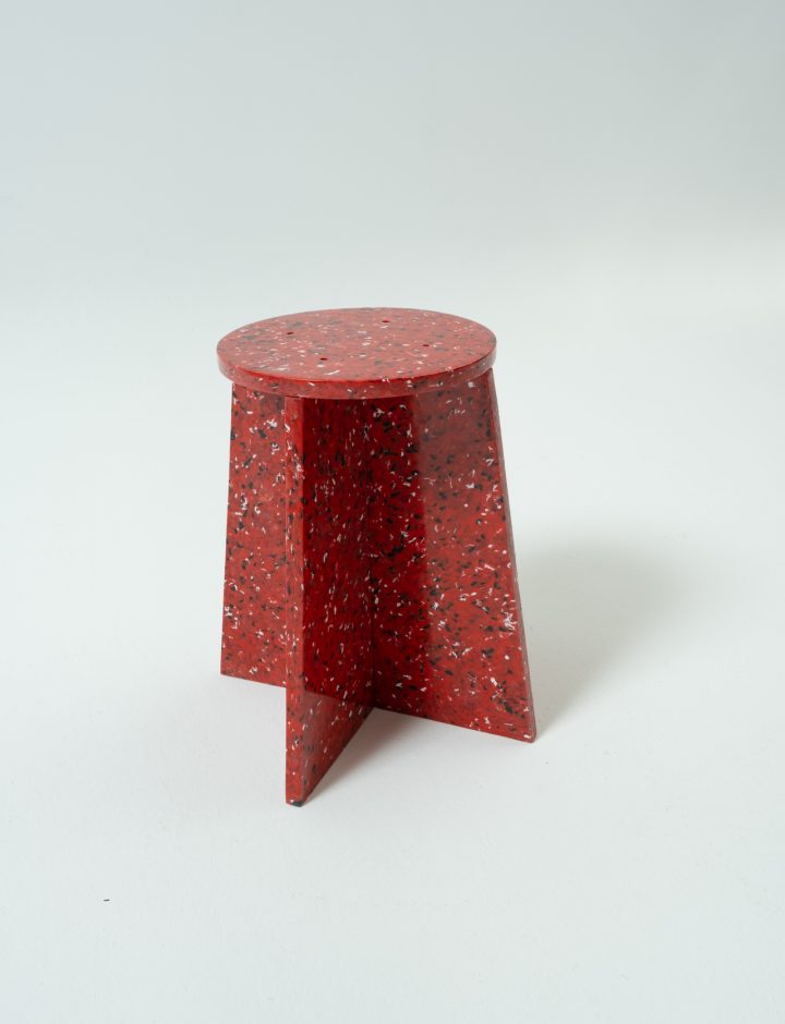 Taburete bajo Wasteboom rojo de tres cuartos