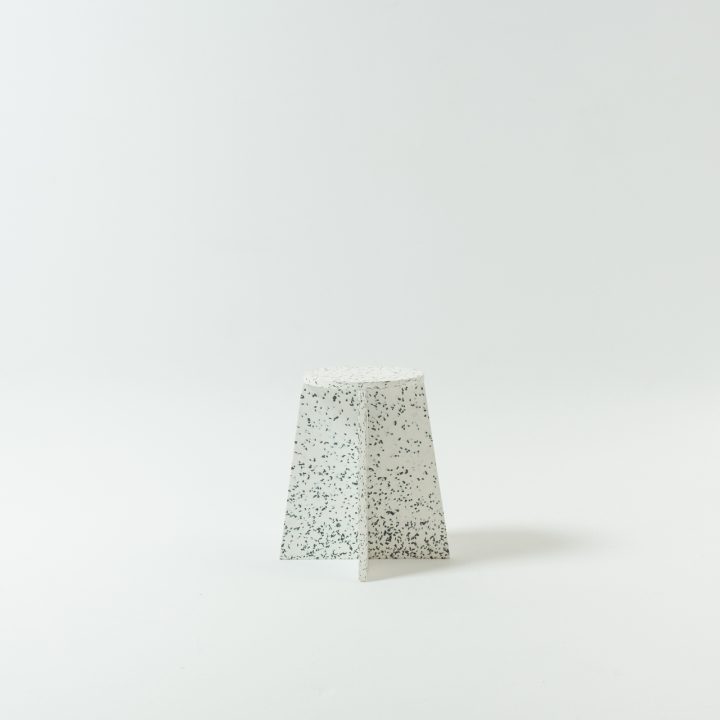 Taburete bajo Wasteboom blanco moteado de plástico reciclado