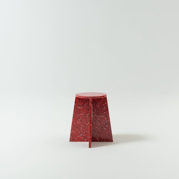 Taburete bajo Wasteboom rojo de plástico reciclado, vista frontal