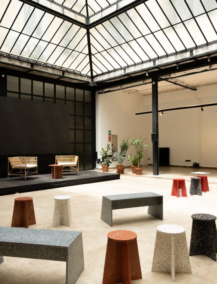 Taburetes y bancos Wasteboom en un espacio de eventos con lucernario