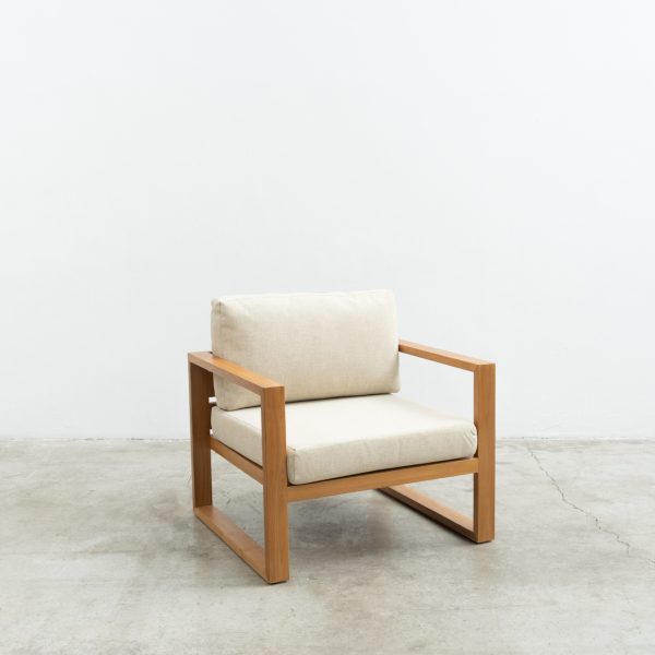 Sillón Bumi de teca natural con cojines beige para rincones de conversación en bodas