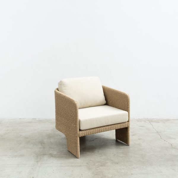 Sillón Todd de cuerda sintética con cojines beige para zonas de descanso en exteriores