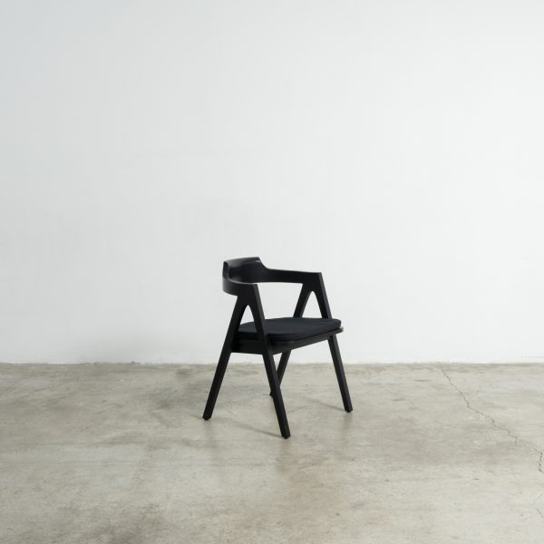 Silla Lucca de teca maciza negra para cenas de gala y banquetes en salones de hotel