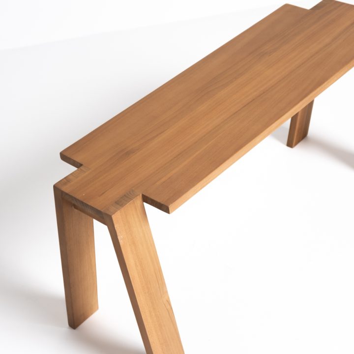 Detalle del asiento y las patas de teca del Banco Pic