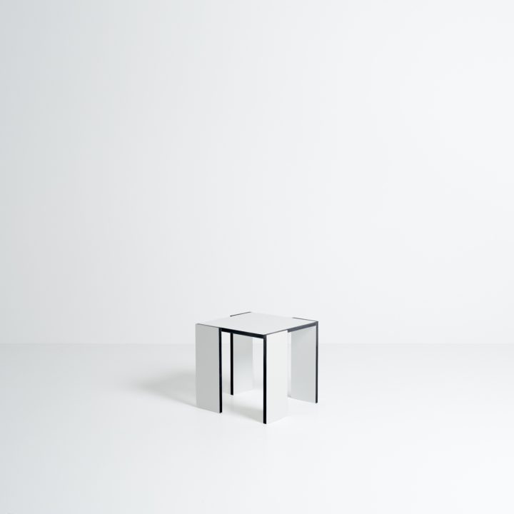 Mesa baja Klak de DM negro y laminado blanco, vista frontal