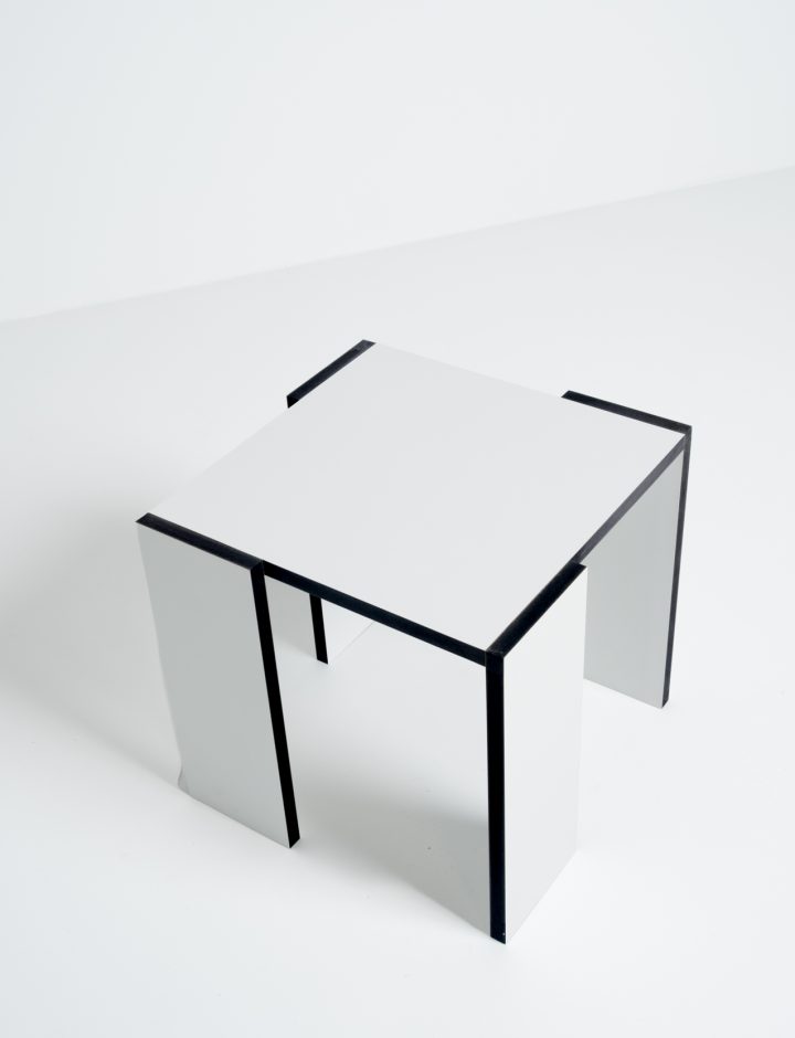Detalle del canto negro y el tablero blanco de la Mesa Klak