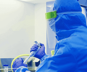 Cabine de segurança biológica com operador pequeno