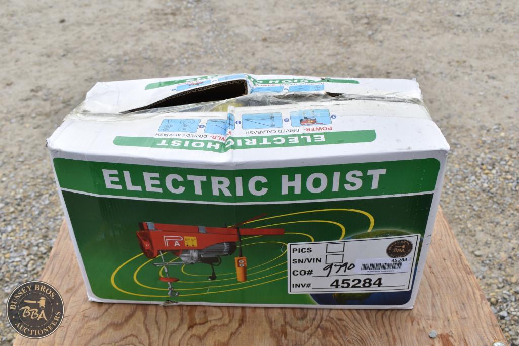 Electric hoist for lifting heavy loads, ideal for construction and industrial use. Compact and easy.