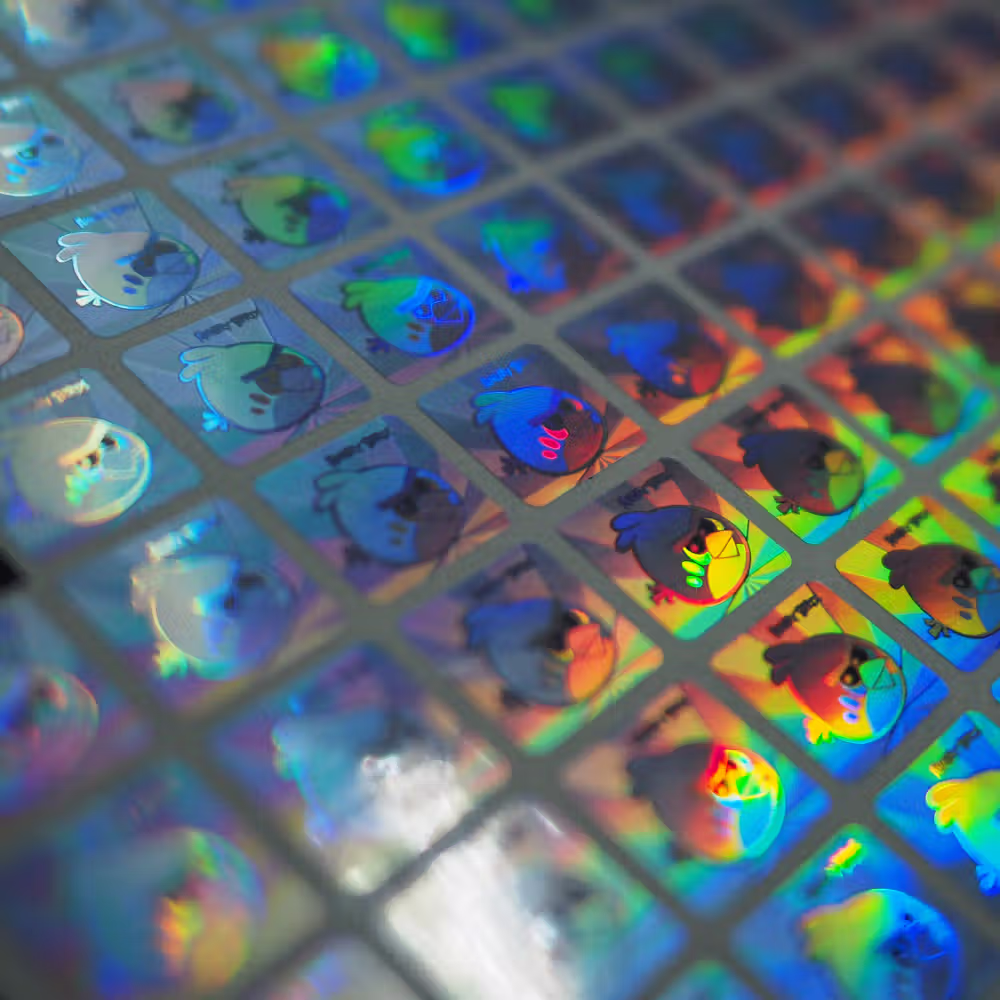 We create 2D silver hologram stickers with a VOID system that leaves no residue, ensuring 100% protection against tampering and product substitution before reaching the customer.